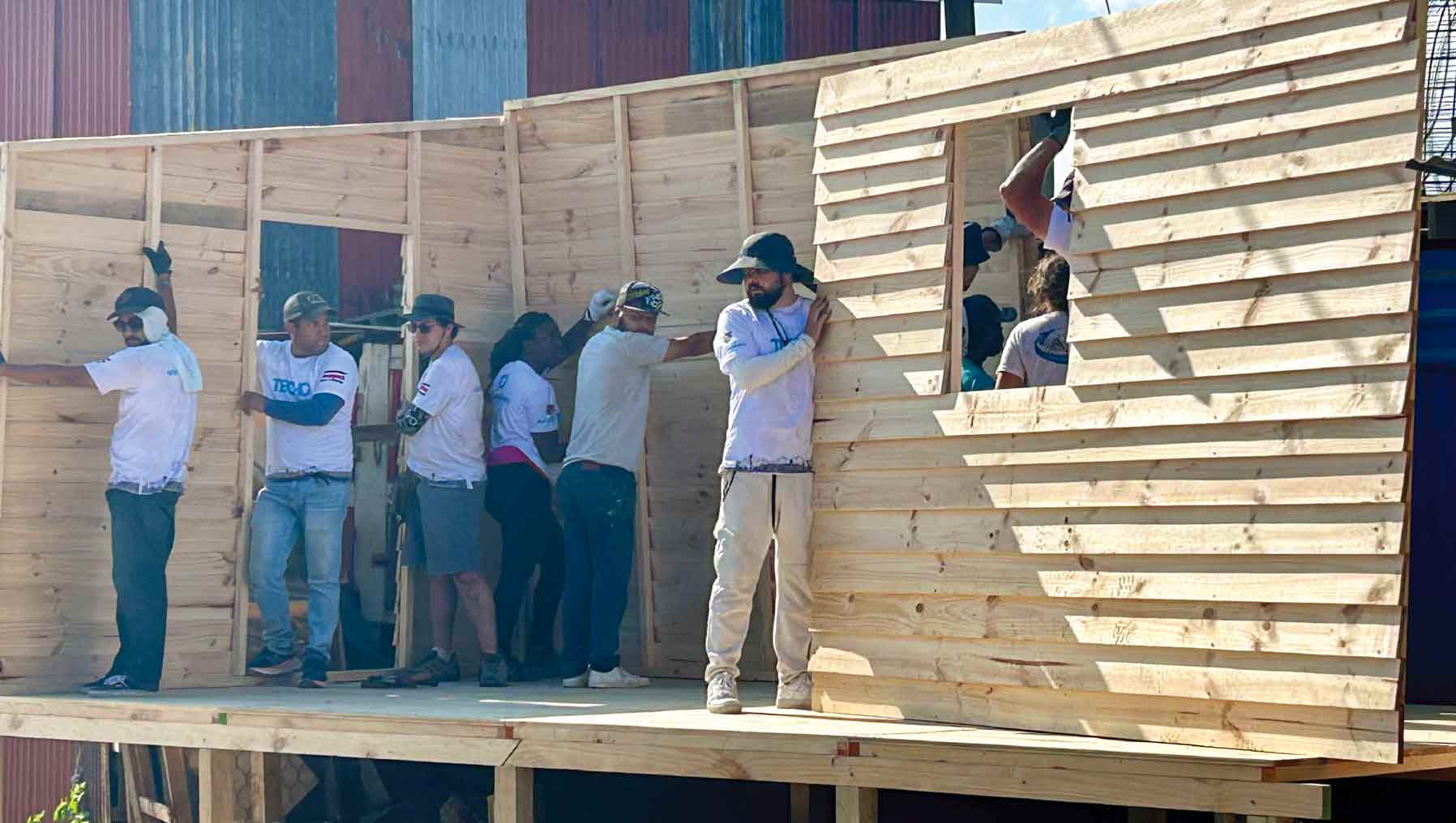 Porsche y TECHO construyen casas a familia en situación especial